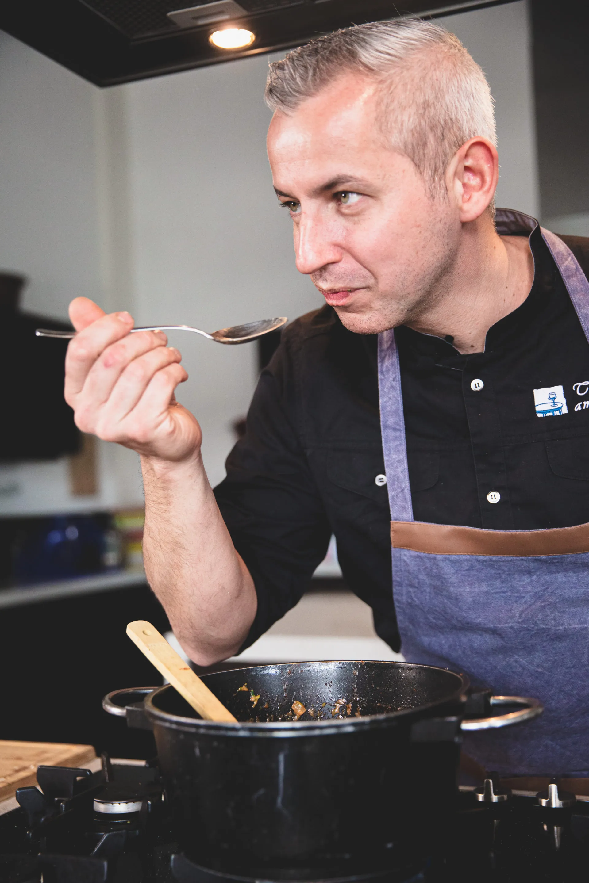 Küchenmeister Andreas Berndt bei der Arbeit